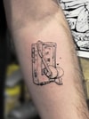 Tatouage représentant un walkman rétro avec un casque