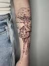Tatouage d'une cabane perchée dans un arbre avec nuageux