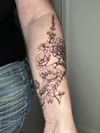 Tatouage de fleurs diverses avec feuillages sur avant-bras